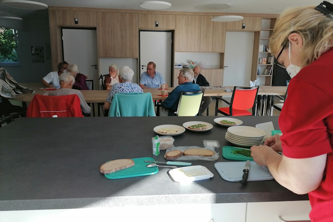 Brotzeit im großen Aufenthaltsbereich