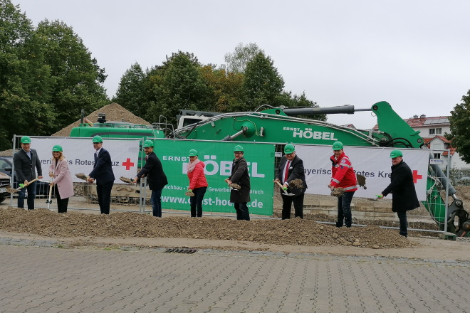 Gruppenfoto aller Anwesenden beim Spatenstich