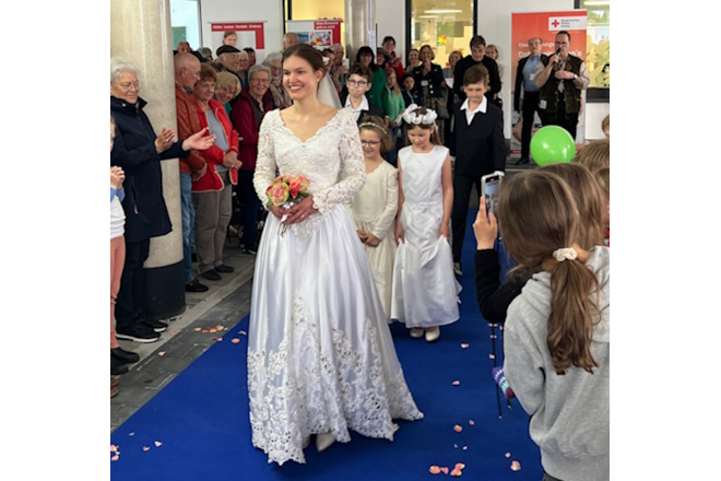 Modenschau der Schatztruhe - Hochzeitskleid