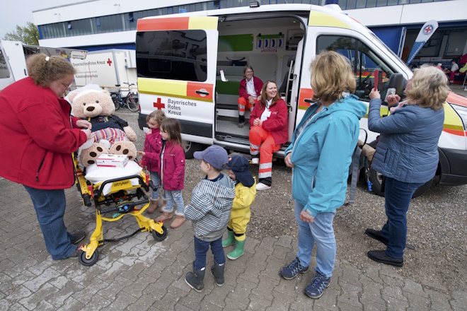 Versorgung des Teddybär's beim Krankenwagen