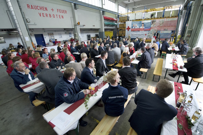 Besucher des Festakts zur Einweihung des Sozialzentrums