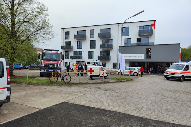 Außenansicht mit Fahrzeugausstellung