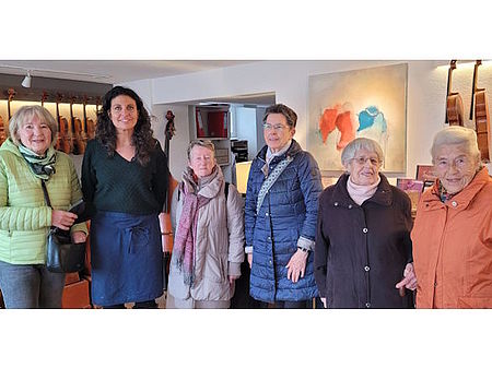Die Besucher zusammen mit der Geigenbauerin