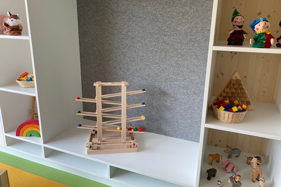 Regal mit Holzspielzeug
