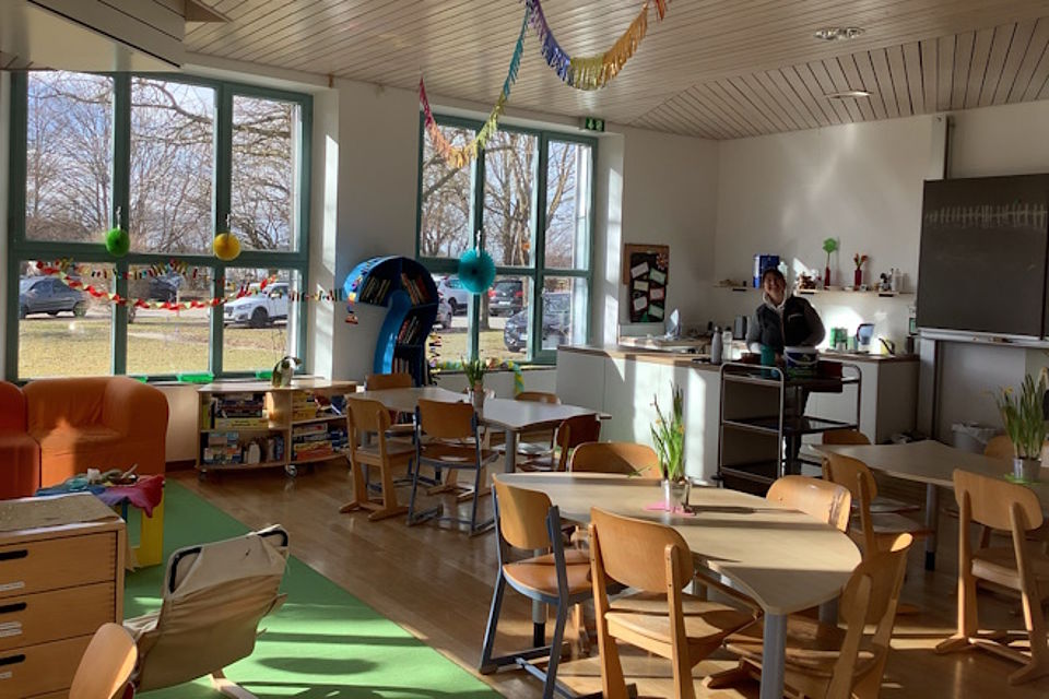 Blick in den Gruppenraum mit Betreuerin