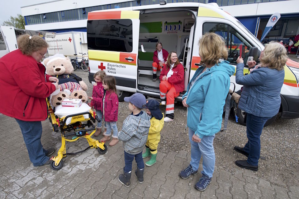 Versorgung des Teddybär's beim Krankenwagen